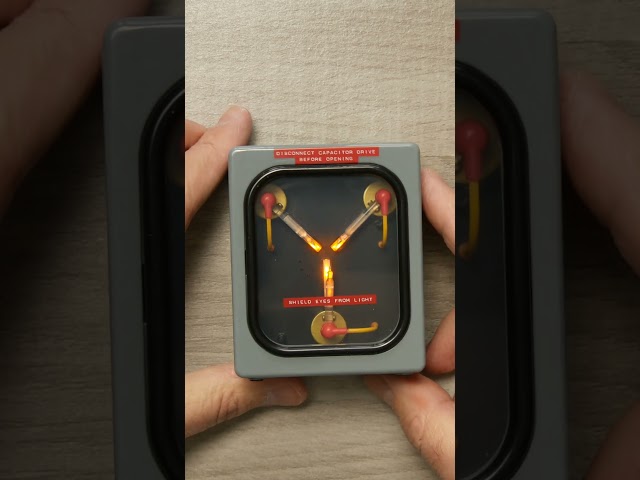 Vídeo relacionado con BACK TO THE FUTURE LIGHT UP FLUX CAPACITOR W SOUND: With Sound! (Rp Minis)