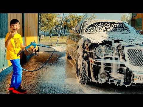 Помыли грязную машину после прогулки. Видео про машинки для детей!