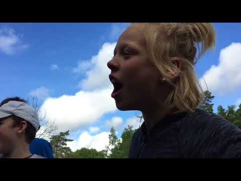 Vi är inte ensamma på den övergivna skolan!