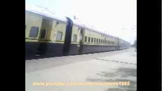 preview picture of video 'Secunderabad Pune Shatabdi creating a Strom.'