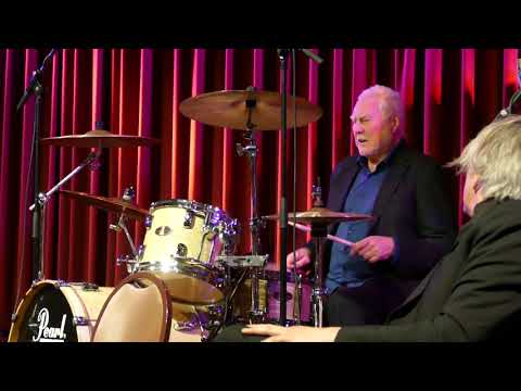 Cesar Zuiderwijk geeft uitleg tijden drumpraat in Grolloo (Sietse Huisman)