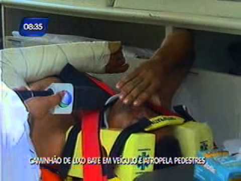 Caminhão da coleta de lixo causa acidente na av Vasco da Gama