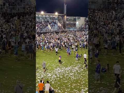 Miles de hinchas se metieron al campo de juego para festejar el ascenso de Atlético de Rafaela…