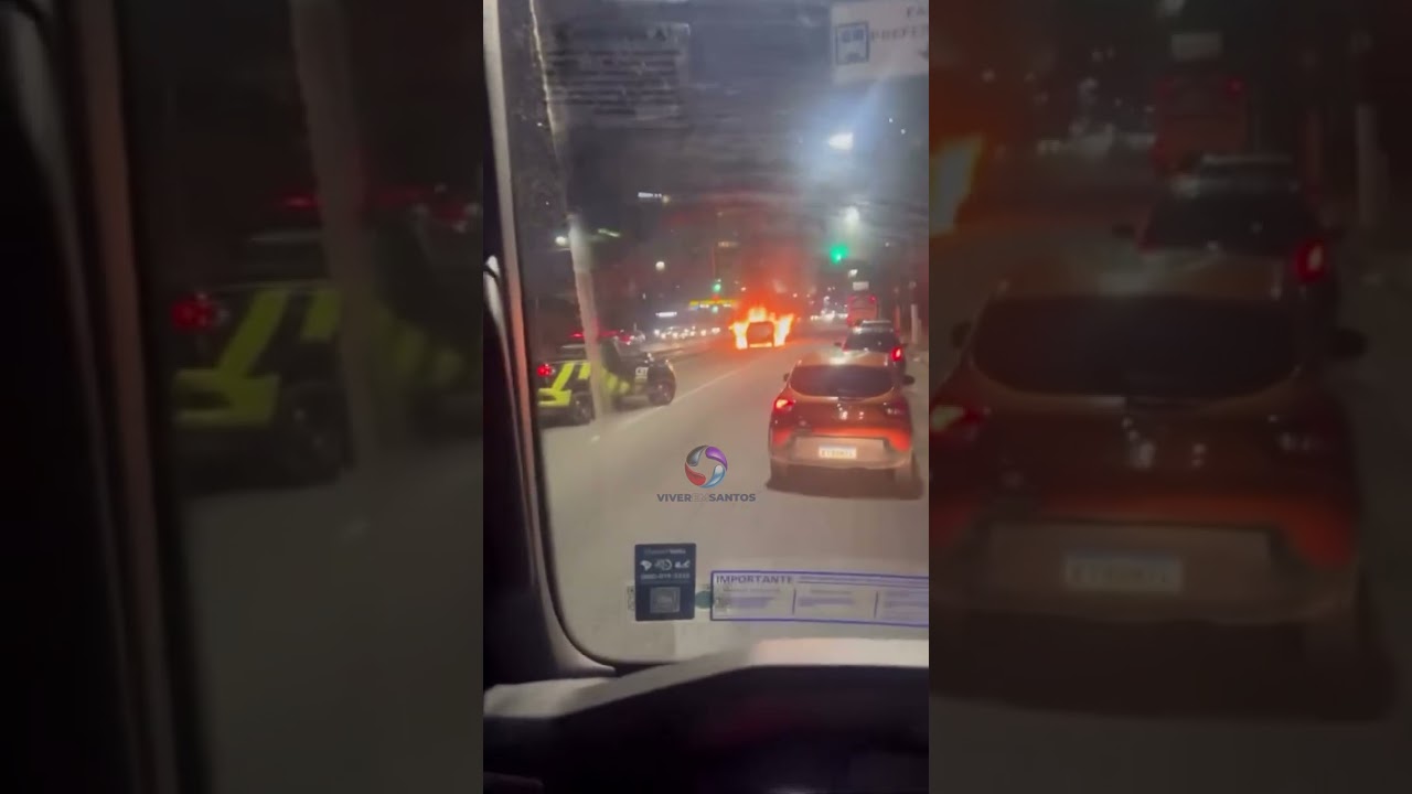 Carro pega fogo na Avenida Martins Fontes em Santos.