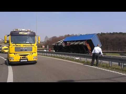 Wypadek tira autostrada A1 Węzeł Świerklany - stawianie tir