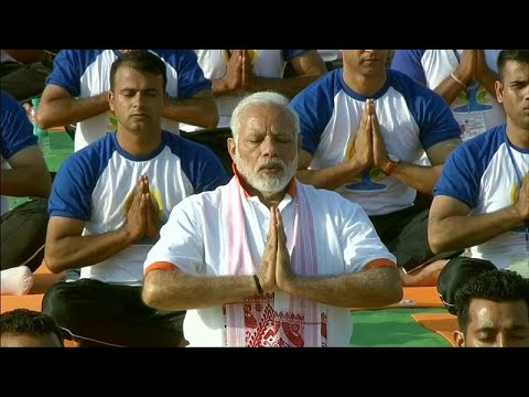 شاهد رئيس وزراء الهندي يشارك الآلاف الاحتفال باليوم العالمي لليوغا…