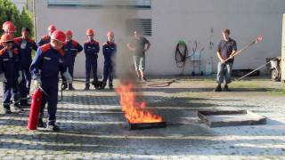 preview picture of video 'Feuerlöschertraining der Jugendfeuerwehr Buchen'