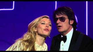 Katheryn et Charlie Sheen chantent �guas de Mar�o