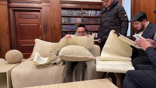 קריאת המגילה ביום בישיבה במנהטן - האדמו״ר הרב יאשיהו יוסף פינטו שליט״א