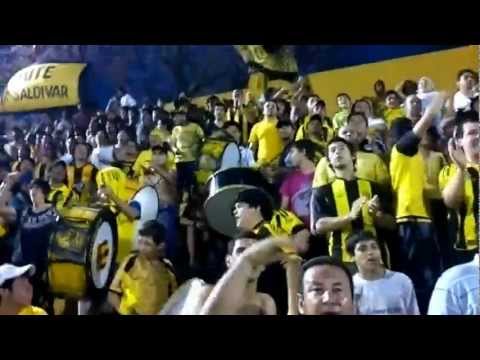 "LA RAZA AURINEGRA "El que no salta se va a la B, contra los chanchos"" Barra: La Raza Aurinegra &bull; Club: Guaraní de Asunción