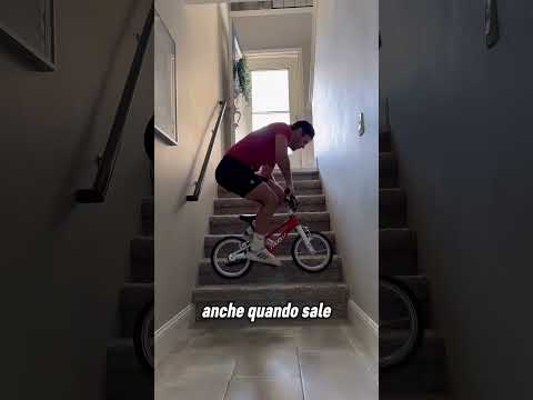 Questo ragazzo va in bicicletta ovunque senza mai mettere i piedi a terra 🙃