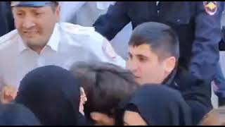 ПРОТЕСТИ В МАХАЧКАЛІ: жінки в Дагестані б'ються з поліцейськими і зупиняють машини силовиків