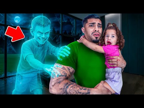 L'amica immaginaria di nostra figlia non smetterà di SEGUIRLA!