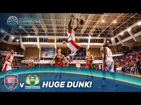 CSM Oradea's Sean Barnette with the huge dunk!