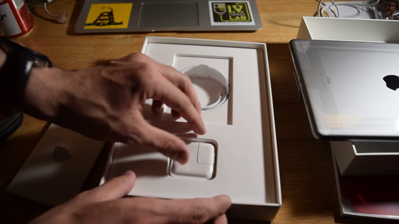 Apple iPad (5th generation) & SmartCover Unboxing