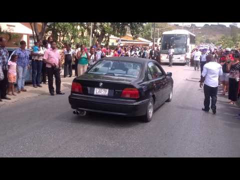 Bisiña, amigu, famia i hendenan den bario ta warda DJ Renzo