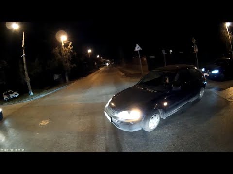 Még gyorsan balra fordul - He just quickly turns left