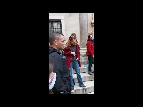 Split se oprostio od Balaševića: Pun Peristil ljudi koji pjevaju Đoletove pjesme