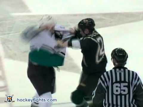 Travis Moen vs Jeremy Stevenson