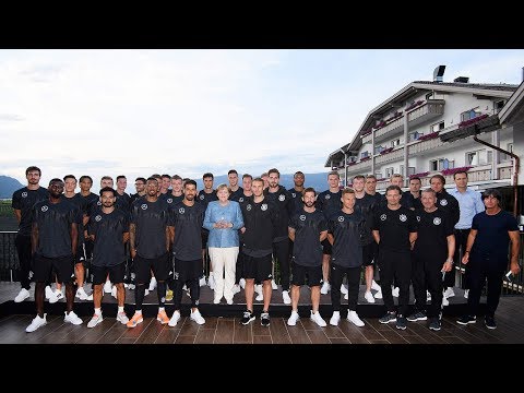 Bundeskanzlerin Merkel besucht DFB-Team