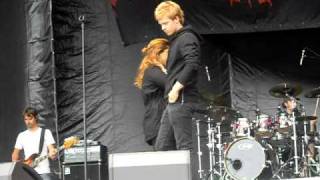 Janet Leon Live Heartache on the dancefloor