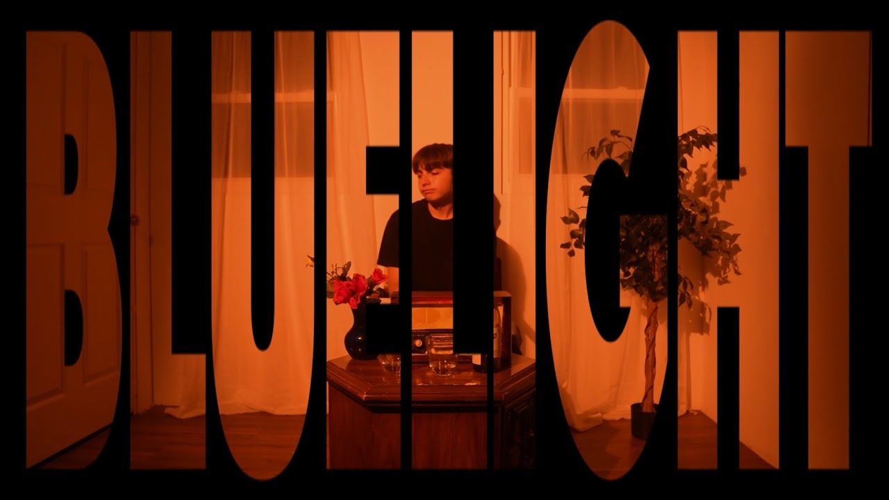 Miniature de la vidéo BLUELIGHT (a Syracuse University Precollege student-made silent film) du film BLUELIGHT