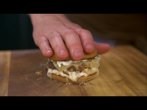 Kökets middag: Cheeseburgare med rostad lök, dijonsenap och silverlök - Köket