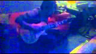 Charlie Cepeda grabando guitarra en el estudio