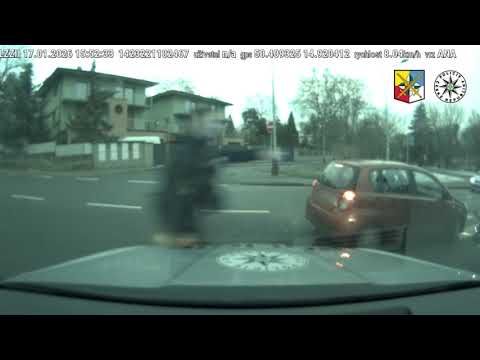 Policie ČR: Ujížděl na elektrokoloběžce a nakonec naboural. 