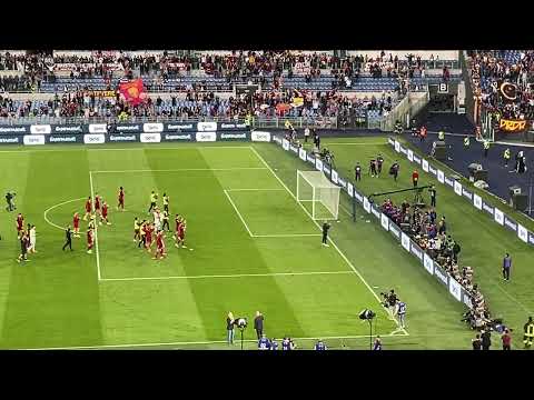 Roma Inter a fine partita Mourinho guida la squadra sotto la Curva Sud