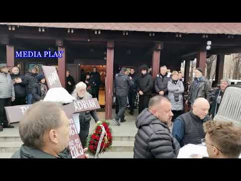 ARTAN DE LA TIMPURI NOI, CONDUS PE ULTIMUL DRUM DE FAMILIE SI PRIETENI-PAPARAZZI MEDIA PLAY