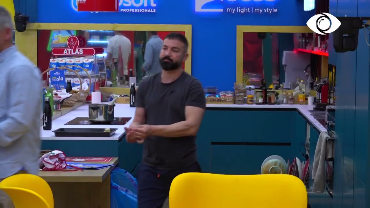 Elvisi vret dorën duke larë enët, Qetsori e ndihmon për ta mjekuar