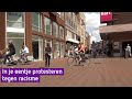 Nikki demonstreert in haar eentje tegen racisme