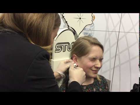 Ohrlochstechen mit STUDEX® System75™: "Is' schon drin?"