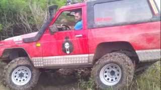 preview picture of video 'Nissan Patrol 3.3 e Suzuki SJ410 mud climb'