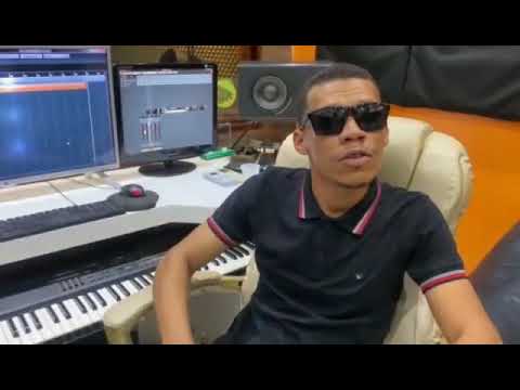 MC Adri Bumbum no chão