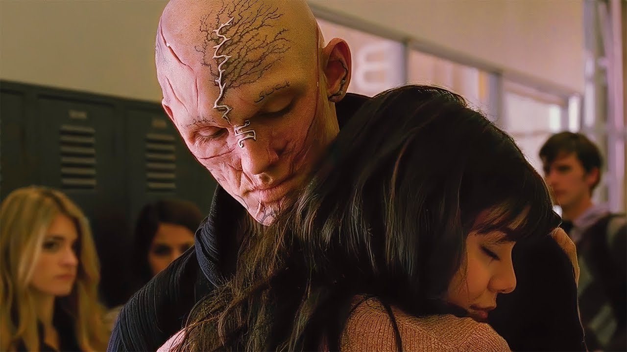 Garota se apaixona por uma fera, mas ele se transforma a cada dia que passa em uma criatura bizarra!