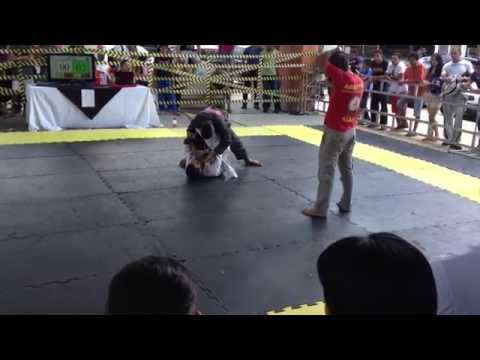 Gustavo Pires competindo no Jiu-Jitsu e vencendo de virada