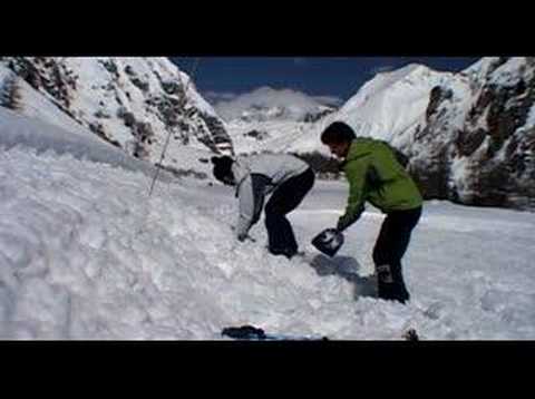 Richtiges Schaufeln bei einer Lawinenverschüttung
