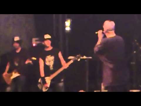 Chorão humilha o baixista Champignon