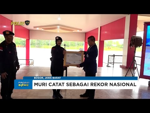 POLWAN BRIMOB JADI WANITA PERTAMA DI INDONESIA SEBAGAI INSTRUKTUR TERJUN PAYUNG TANDEM