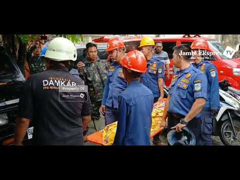 TEWAS H-1 LEBARAN TERTIMPA BANGUNAN SAAT BANJIR KOTA JAMBI