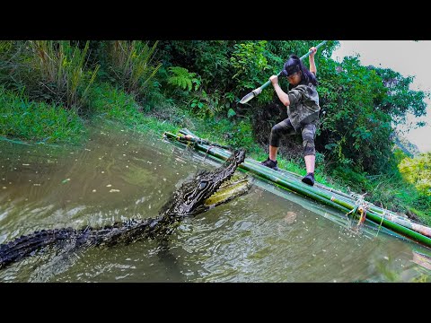 Making Rafts to Fight Crocodiles - Slip and Fall into the Lake/ Bushcraft & Survival P.2