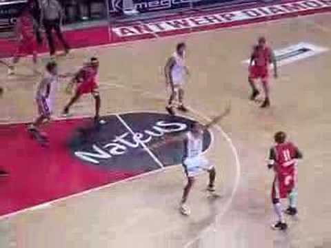 20 01-12-07 Antwerp-BCO - Ivory met 3-punter.mpg