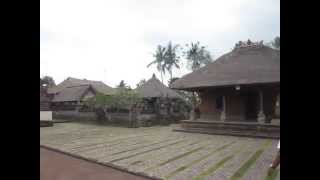 preview picture of video 'Inner courtyard at Pura Batuan (1/2)'