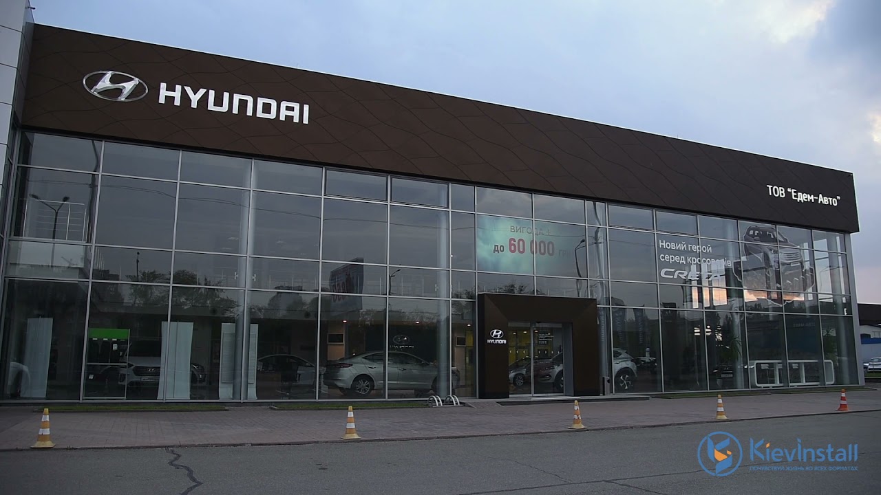 Проекционная витрина в автосалоне