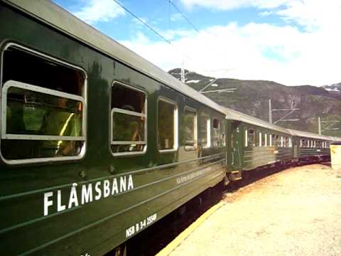 Flåmsbana from Flåm to Myrdal arrives at Vatnahalsen station.