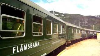 preview picture of video 'Flåmsbana from Flåm to Myrdal arrives at Vatnahalsen station.'