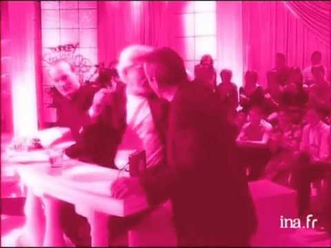 Pause Bisou entre les invités - Archive INA