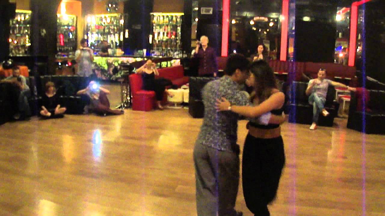 Clase de tango salon con Sebastian Achaval y Roxana Suarez.MP4